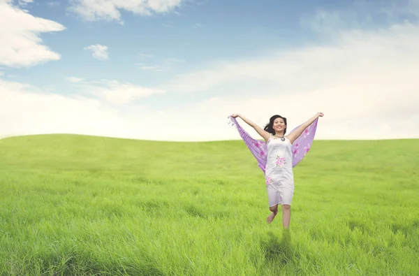 美丽的亚洲妇女奔跑在绿色领域 — 图库照片