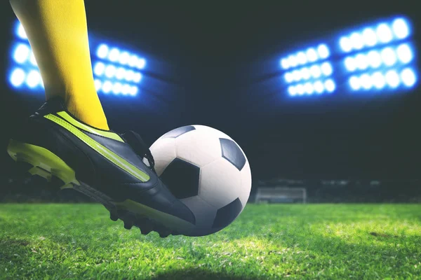 Futbol topu futbol sahada tekme ayak closeup