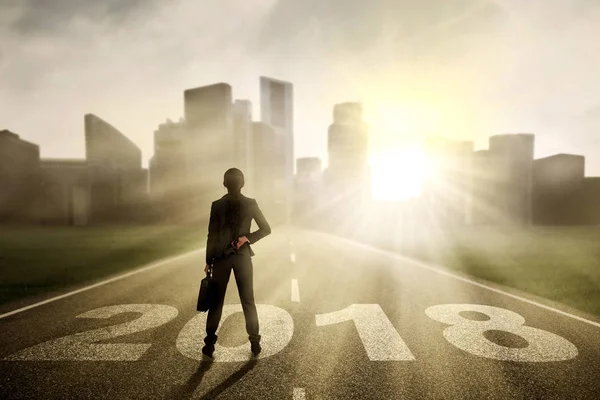 Female manager standing on the highway — Stock Photo, Image