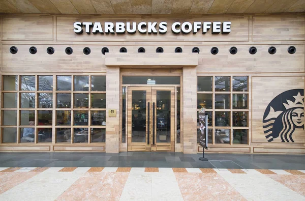 Οι πελάτες έχουν δει σε ένα κατάστημα Starbucks καφέ — Φωτογραφία Αρχείου