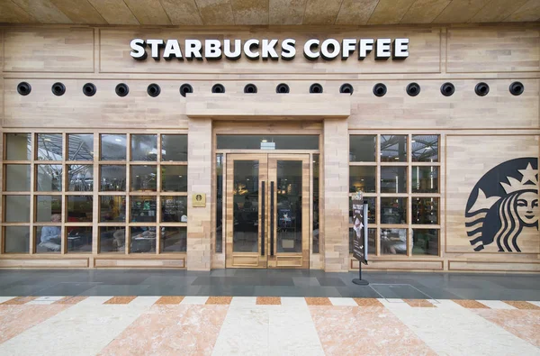 Müşteriler bir Starbucks kahve prize görülür