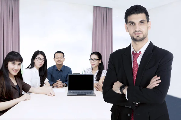 Líder empresarial de confianza en la sala de reuniones — Foto de Stock