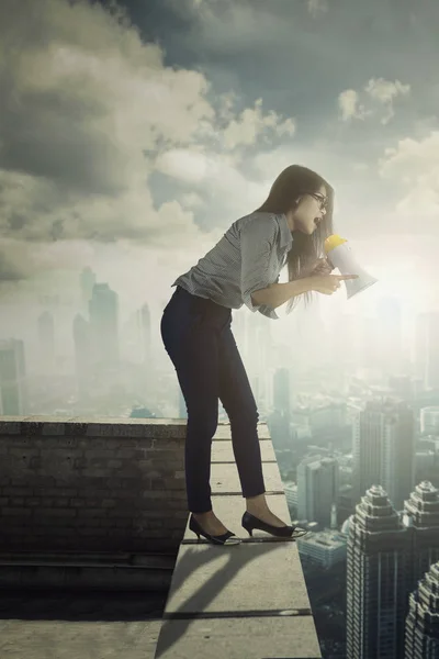 Business woman screaming on the rooftop — Stock Photo, Image