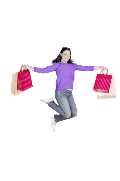 Mulher Caucasiana Feliz Com Sacos Compras Isolados Sobre Fundo Branco — Fotografia de Stock