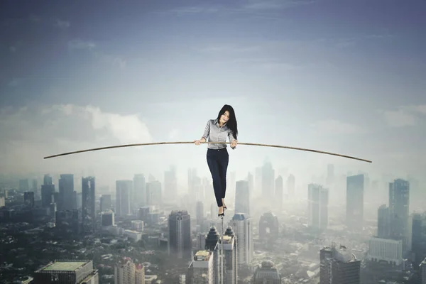 Bella donna d'affari in equilibrio su una corda — Foto Stock