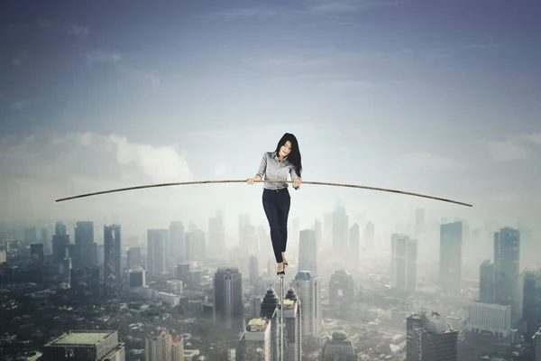 Mulher de negócios bonita que equilibra em uma corda — Fotografia de Stock