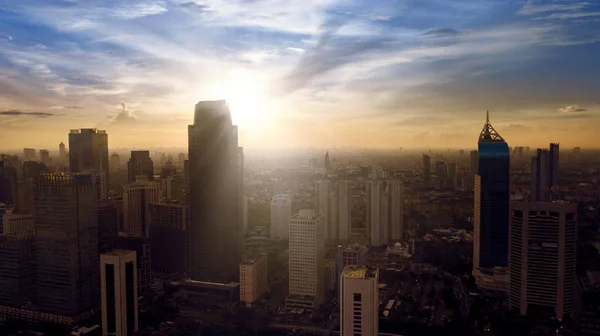 Veduta aerea della zona centrale di Jakarta al sorgere del sole — Foto Stock