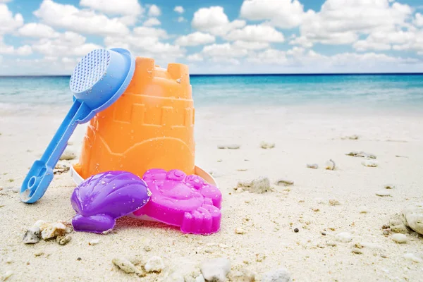 Пляжные игрушки на тропическом пляже — стоковое фото
