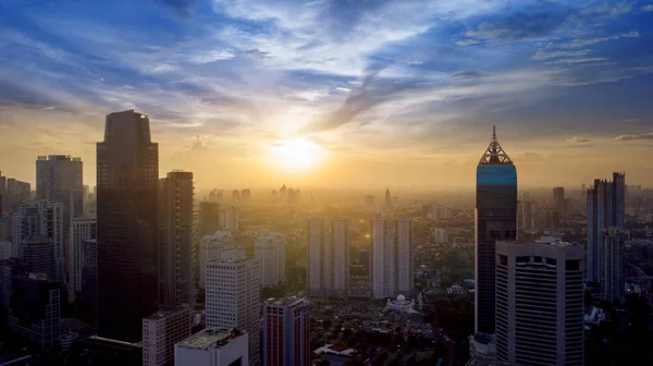 Veduta aerea della zona centrale di Jakarta al sorgere del sole — Foto Stock