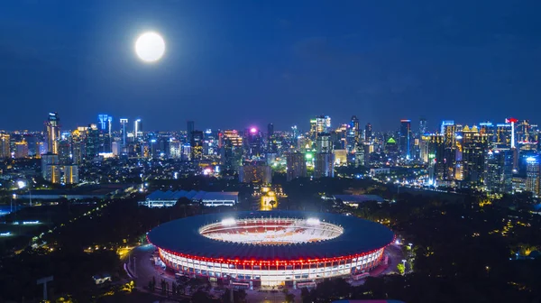 Vue aérienne du nouveau stade Senayan rénové avec horizon de Jakarta — Photo