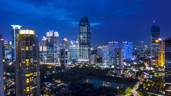 Luchtfoto nacht weergave van Jakarta stadsgezichten in de buurt van Kuningan Central Business District. — Stockfoto