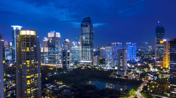 Vista aérea nocturna de los paisajes urbanos de Yakarta cerca del Distrito Central de Negocios de Kuningan . —  Fotos de Stock