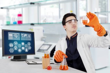 Erkek bilim adamı kimyasallar ile çalışma