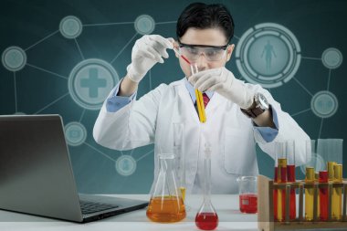 Kimyasal araştırma yaparken erkek bilim adamı