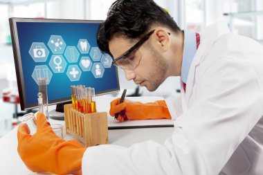 Kimyasal araştırma yaparken erkek bilim adamı