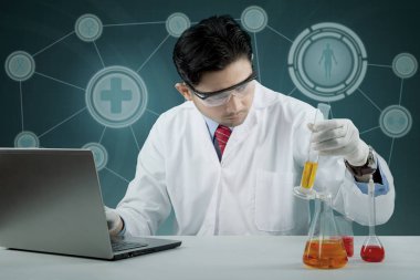 Kimyasal araştırma yaparken erkek bilim adamı