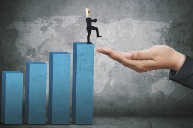 İşadamı bir yardım eli doğru yürüyor