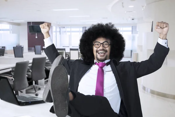 Homme d'affaires afro-américain prospère relaxant — Photo