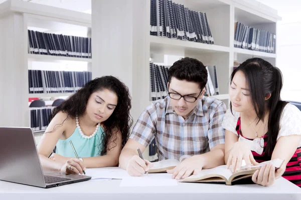 Grupo Estudantes Internacionais Reunidos Uma Biblioteca — Fotografia de Stock