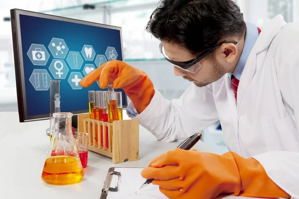 Kimyasal araştırma yaparken erkek bilim adamı