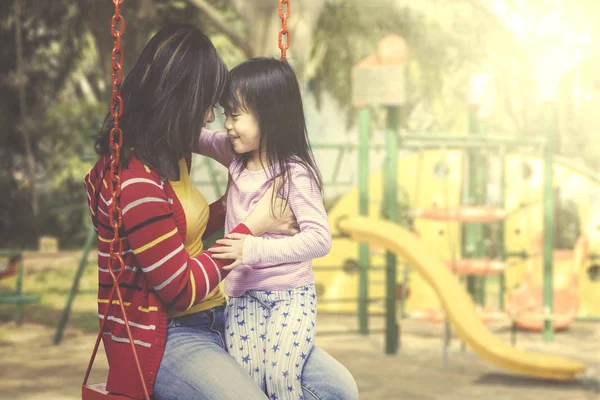 Мать и дочь играют вместе на детской площадке . — стоковое фото