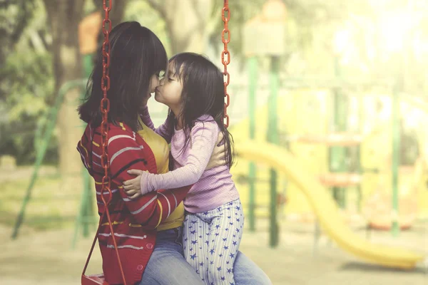 Moeder en dochter spelen samen in Speeltuin. — Stockfoto