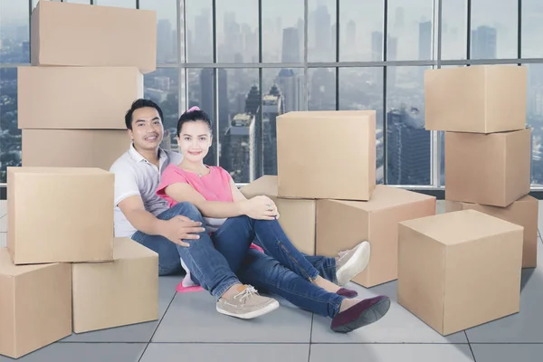 Asiático pareja desembalaje cajas — Foto de Stock