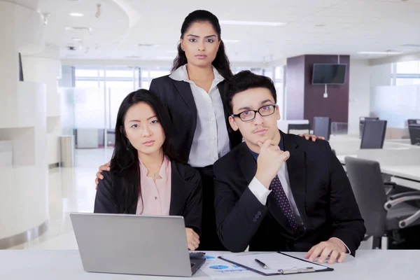 Confident business team in an office — Stock Photo, Image
