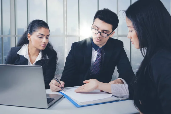 Business-team arbetar tillsammans på bärbar dator — Stockfoto