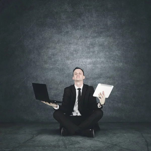 Pacifico Hombre Negocios Caucásico Sosteniendo Portátil Tableta Digital Meditando —  Fotos de Stock