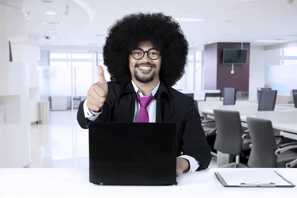 Africano americano com laptop mostrando polegares para cima — Fotografia de Stock