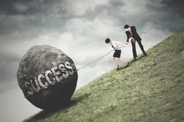 Equipo de negocios tirar de una roca con texto de éxito — Foto de Stock