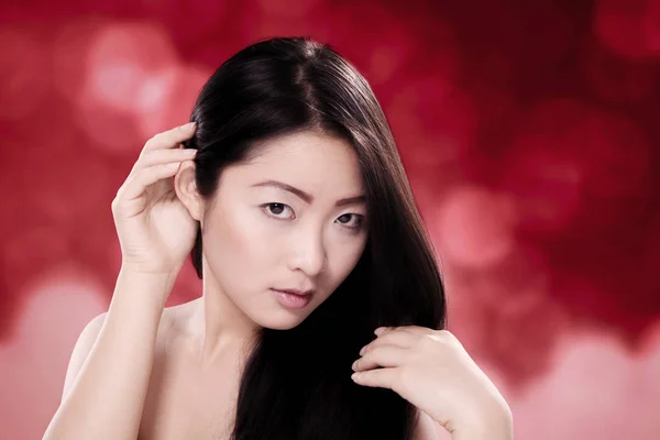 Beautiful oriental woman with shiny black hair — Stock Photo, Image
