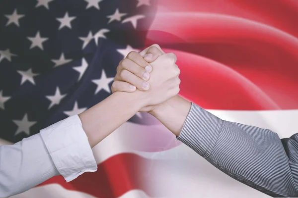 Affärsfolk med Amerika och Indonesien flagga — Stockfoto