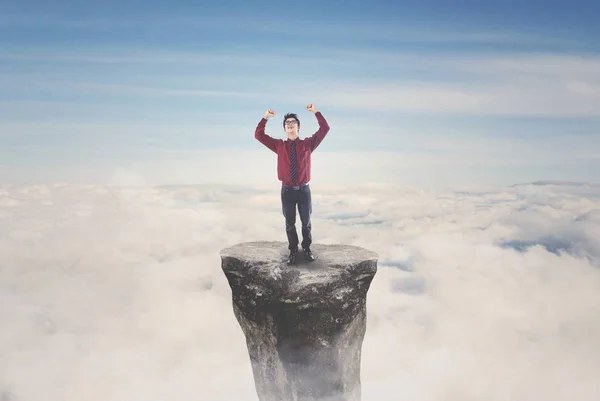 Uomo d'affari asiatico che celebra il suo successo in montagna — Foto Stock