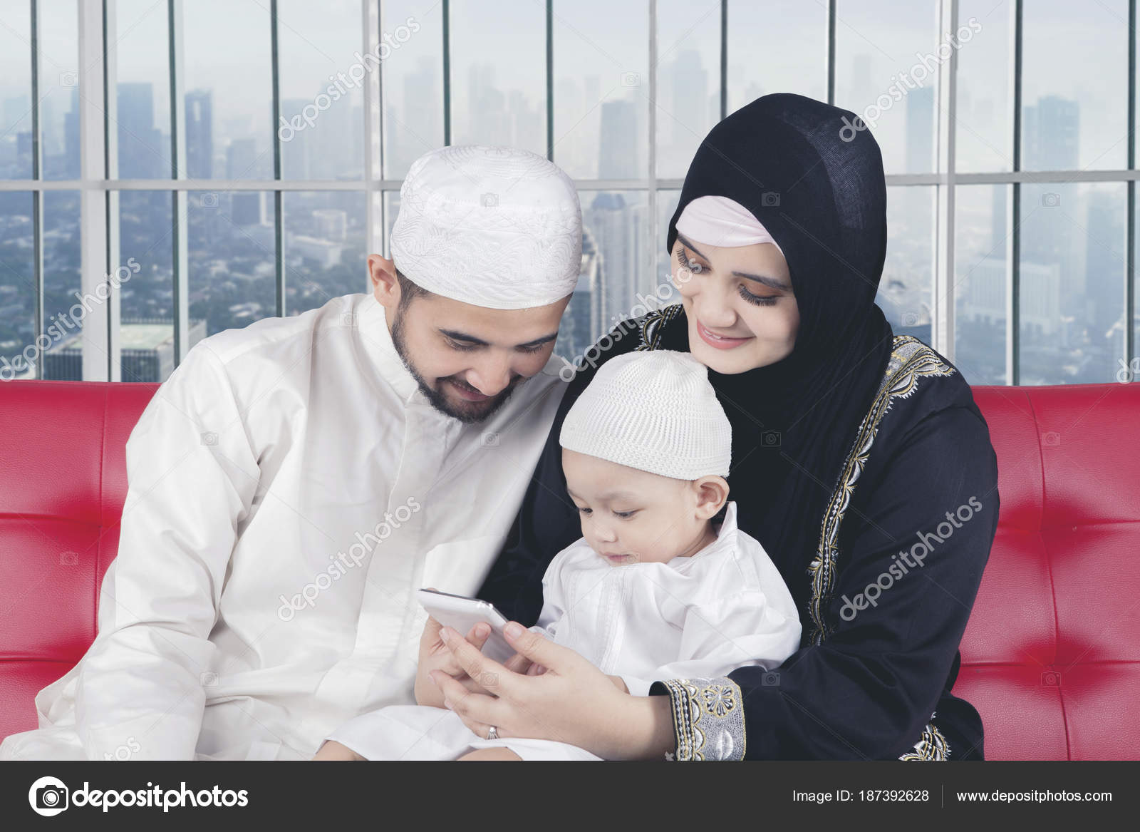  Famille  musulmane utilisant un t l phone intelligent dans  