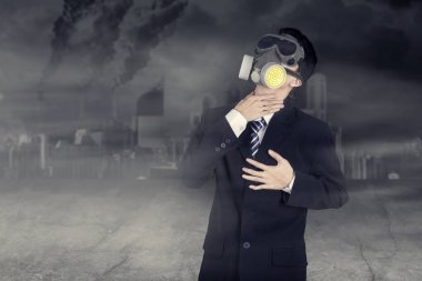 Genç işadamı nefes almak zor görünüyor