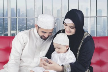 Müslüman aile bir apartman dairesinde akıllı telefon kullanma
