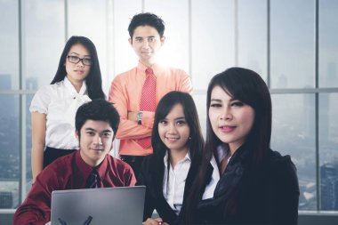 Asya iş adamları modern bir ofis