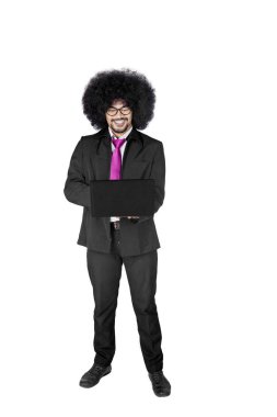 Afrika işadamı ile bir dizüstü bilgisayar studio çalışma