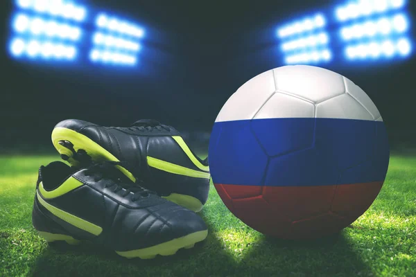 Foto de bota de fútbol con pelota de fútbol de Rusia — Foto de Stock