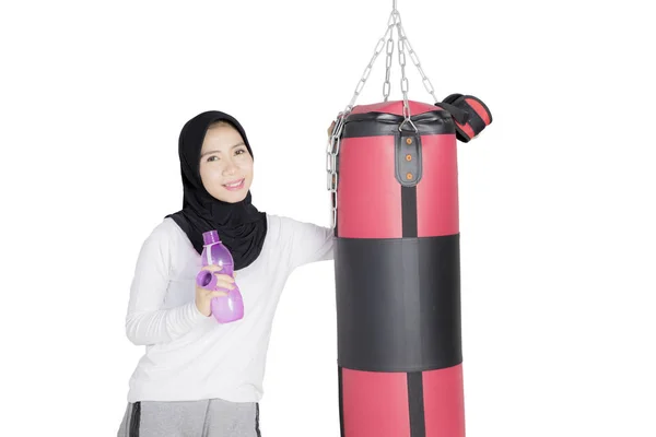 Μουσουλμανική γυναίκα με μπουκάλι και μποξ τσάντα — Φωτογραφία Αρχείου