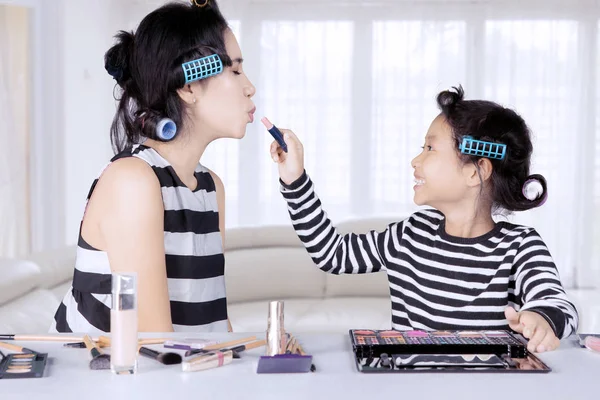 Joven asiática madre e hija con pelo rulos están jugando con lápiz labial en casa —  Fotos de Stock