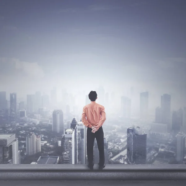 Мужчина-предприниматель стоит на крыше — стоковое фото