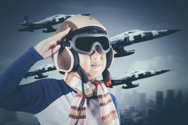 Kleiner Junge mit Düsenflugzeug am Himmel — Stockfoto