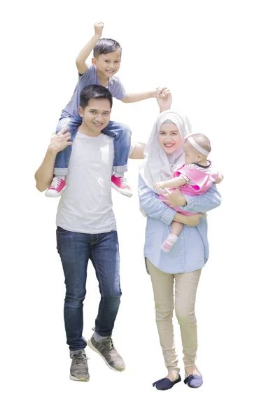 Família muçulmana feliz de pé no estúdio — Fotografia de Stock