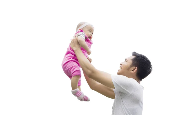 Pai feliz levantando seu bebê no estúdio — Fotografia de Stock