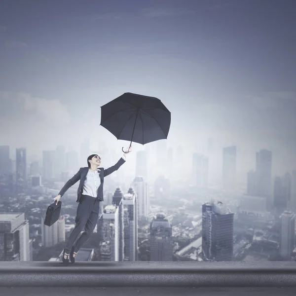 Belo gerente com guarda-chuva no telhado — Fotografia de Stock