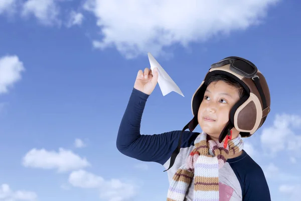Asyalı çocuk uçak kağıt tutan vintage uçuş kaskı takıyor — Stok fotoğraf