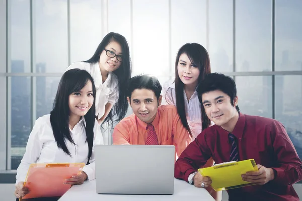 Equipe de negócios asiática com laptop — Fotografia de Stock